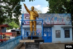 安倍多加尔的雕像和画像在印度随处可见。(2015年11月18日,美国之音朱诺拍摄)