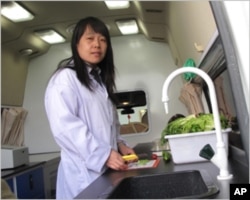 新发地市场的食品检测人员