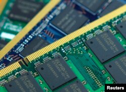 Sebuah chip DRAM Elpida (depan) di Taipei. (Foto: Reuters)