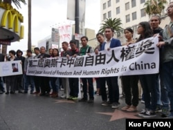 在奥斯卡场外拉出另类奥斯卡奖的横幅(美国之音国符拍摄)