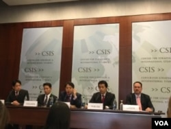 日本众议院议员小野寺五典(左一)、前原诚司(左二)、林芳正(中)和福田达夫(右二)在华盛顿智库战略与国际研究中心