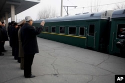 朝鲜高级外交官在平壤为牡丹峰乐团成员和功勋合唱团奔赴北京演出送行(2015年12月9日)