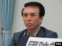 台湾的国民党立委陈学圣在国民党立法院党团召开一项名为“慈湖陵寝泼漆 低级转型正义”的记者会上。(2018年3月1号,美国之音张永泰拍摄)