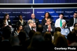 洛杉矶市长加西提(合掌)在华盛顿谈移民问题(洛杉矶市长办公室提供)