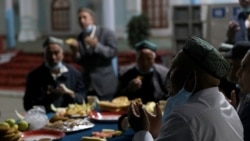 新疆和田加满清真寺的一名伊玛目在斋月期间带领维吾尔信众祈祷。(2021年4月29日)