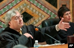 联邦第九巡回上诉法院法官柯辛斯基(左)(2003年9月22日,资料图片)