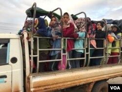 乘坐卡车来到位于金西四号国道旁的制衣厂上班的柬埔寨工人(美国之音莉雅拍摄)