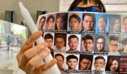 香港市民Jasmine表示,她已经随身带备蜡烛,除非六四当晚铜锣湾宵禁,否则她会带着蜡烛到铜锣湾逛街 (美国之音/汤惠芸)