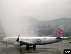 消防车为首航班机"洗尘"