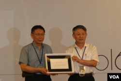 柯文哲与沙海林互赠了礼物。台北市政府赠送了用上海字体的活版铅字印刷组“贰零壹陆台北上海城市论坛”。(美国之音林枫拍摄)