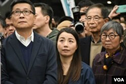 和平占中发起人陈健民(左起)、前立法会议员刘小丽、民主党创党主席李柱铭、公民党前立法会议员吴霭仪。 (美国之音 汤惠芸拍摄 )
