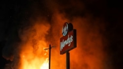 亚特兰大市2020年6月13日抗议活动中有人焚烧了一间温迪快餐店(路透社)