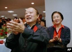 在香港回归中国仪式上,两位香港人为英国王子查尔斯发表的告别演说而鼓掌(1997年6月30日)