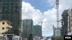 柬埔寨西哈努克港从一个受到西方背包客欢迎的海边小城,摇身变成了一个由中国人投资开发的大工地。据西哈努克省的官员介绍,西港90%的生意都是中国人在经营。