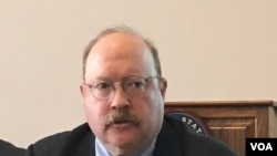 美国国际评估与战略中心亚洲军事事务资深研究员费舍尔2019年4月16日参加国会山座谈会(美国之音锺辰芳拍摄)