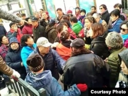 北京的野靖环(橘黄衣)在居委会附近被大批人围堵(网络图片)