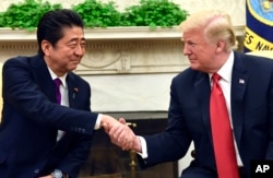 川普总统在白宫椭圆形办公室会晤日本首相安倍晋三。（2018年6月7日）