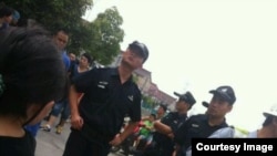 治安警察和特警到罢工抗议现场戒备,没有干预。(微博图片)