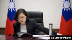 台湾总统蔡英文与美国总统当选人特朗普越洋通话。( 台湾总统府提供)