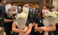 大批参与悼念梁凌杰逝世一周年的市民身穿黑衣,系上白丝带,献上白色的鲜花。 (美国之音/汤惠芸)