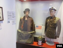 展览中展出飞虎队员的制服(美国之音张永泰拍摄)