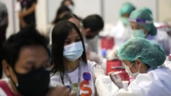 一名泰国医护人员正为一名泰国女性接种中国的科兴疫苗。(2021年5月31日)