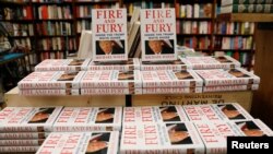 迈克尔·沃尔夫的新书《火与怒:川普白宫内幕》在纽约一家书店销售。(2018年1月5日)