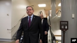 参议院外交关系委员会的民主党籍资深议员鲍勃·梅嫩德斯走向他的办公室(2018年2月14日)