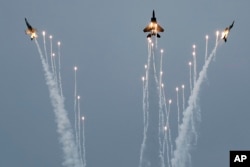 新加坡空军F-15SG战斗机(中)和两边的F-16战斗机2018年2月2日在新加坡航展之前的预览中表演。