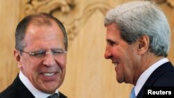 Ngoại trưởng Mỹ John Kerry (R) và Ngoại trưởng Nga Sergey Lavrov sau cuộc gặp bên lề Hội nghị APEC tại Bali, Indonesia.