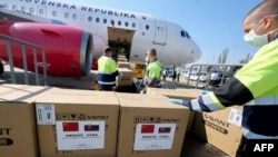 斯洛伐克警察从来自北京的飞机上卸下10万个新冠病毒检测盒和100万个口罩。(2020年3月19日)