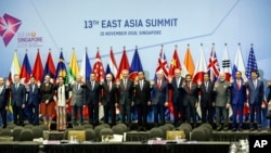 参加新加坡第33届东盟峰会的各国领导人合影留念。（2018年11月15日）