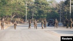 缅甸政府军2021年2月1日发动政变夺取政权，在首都内比都道路设置检查关卡。(路透社）