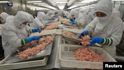 Một nhà máy xuất khẩu thủy sản ở Trung Quốc, quốc gia cùng với Việt Nam bị Malaysia cáo buộc đưa sản phẩm nhiễm chất cấm sang nước này để lấy giấy chứng nhận rồi tái xuất sang các nước khác.