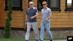 俄罗斯总统梅德韦杰夫(右)和总理普京一起散步