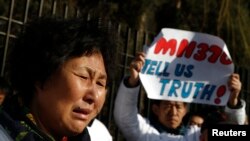 Thân nhân của một hành khách trên chuyến bay MH370 khóc bên ngoài đại sứ quán Malaysia ở Bắc Kinh, ngày 8/3/2015.