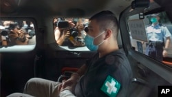 香港首位被控涉嫌违反国安法的唐英杰坐着轮椅由警车押解至法院应讯。(2020年7月6日)