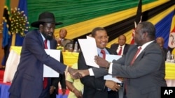 南苏丹总统基尔（左）和反政府领导人马查尔握手。（资料照片）