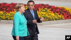 中国总理李克强与德国总理默克尔在北京人大会堂前出席欢迎仪式。（2019年9月6日）