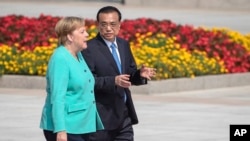 中国总理李克强与德国总理默克尔在北京人大会堂前出席欢迎仪式。(2019年9月6日)