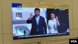 习近平夫妇5月8日抵达莫斯科时,俄罗斯电视台对此报道。