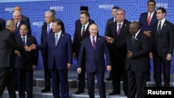 金砖国家首脑及与会国家领导人在俄罗斯喀山举行峰会期间合影。(2024年10月24日)