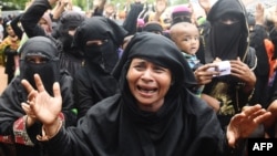 在孟加拉一个难民营里的罗兴亚人参加一个缅甸军事镇压罗兴亚人一周年的纪念活动后举行抗议活动。(2018年9月25日)