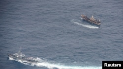 厄瓜多尔军舰2020年8月7日在加拉帕戈斯群岛附近海域上监视外国渔船(路透社)