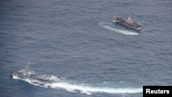 厄瓜多尔军舰2020年8月7日在加拉帕戈斯群岛附近海域上监视外国渔船(路透社)