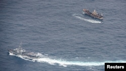 厄瓜多尔军舰2020年8月7日在加拉帕戈斯群岛附近海域上监视外国渔船(路透社)