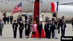 2018年4月23日,法国总统马克龙和夫人抵达美国马里兰州的安德鲁斯联合基地
