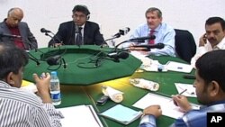 霍尔布鲁克(左三)在伊斯兰堡向记者发表讲话