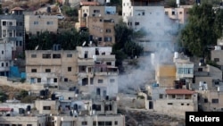 2024年9月19日,在以色列占领的约旦河西岸杰宁附近的卡巴蒂亚,三名巴勒斯坦人的尸体躺在屋顶上。(路透社照片)