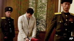 被朝鲜拘留的美国大学生瓦姆比尔(中)